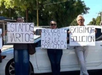 Bloquean vecinos vialidad en la colonia Cortinas para exigir pavimentación de su calle