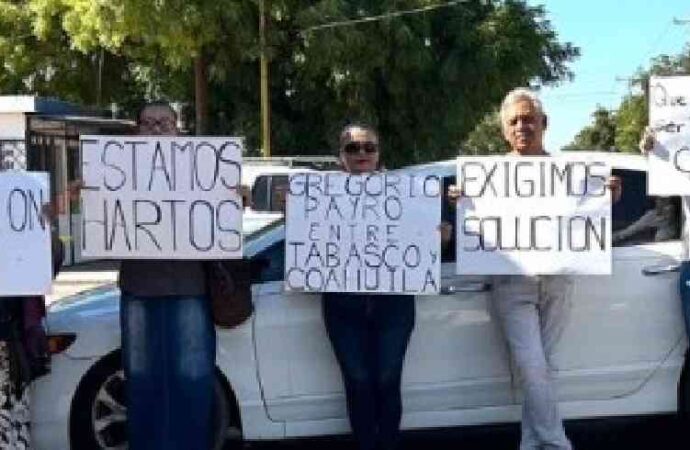 Bloquean vecinos vialidad en la colonia Cortinas para exigir pavimentación de su calle