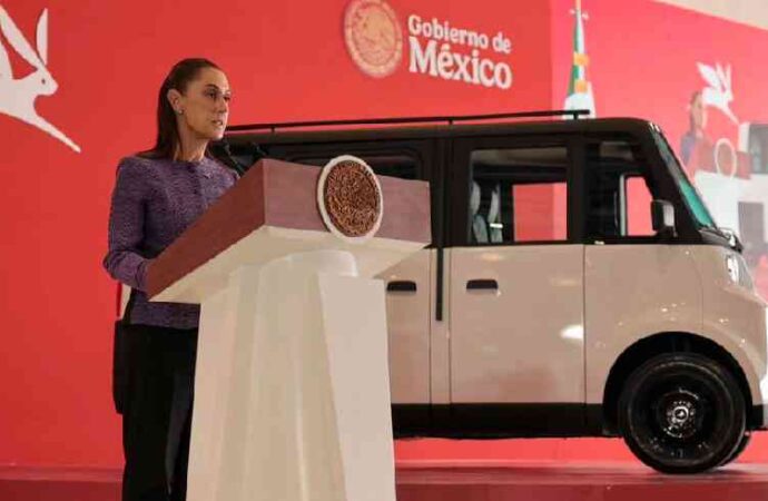 Sheinbaum presenta Olinia, el primer auto eléctrico mexicano