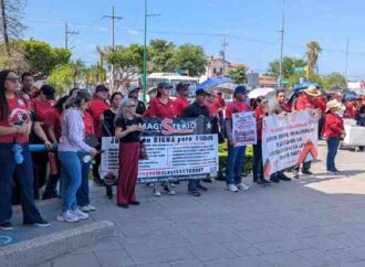 Maestros marchan por el centro de Obregón en busca de mejores ingresos