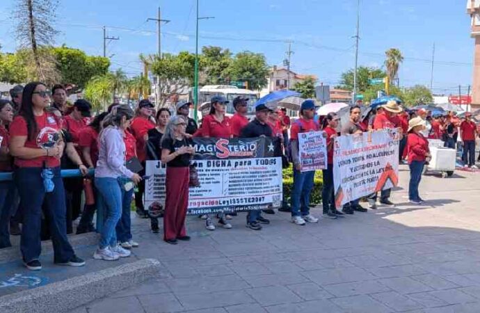 Maestros marchan por el centro de Obregón en busca de mejores ingresos