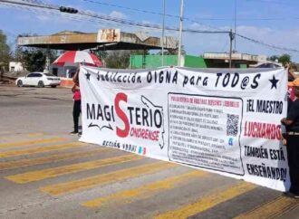 Maestros federales realizan bloqueos intermitentes en Vícam para difundir demandas del magisterio