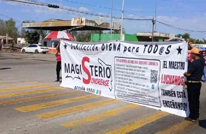 Maestros federales realizan bloqueos intermitentes en Vícam para difundir demandas del magisterio