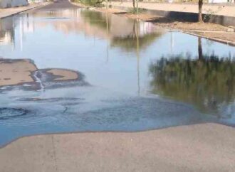 Denuncian vecinos fuga de aguas negras que afecta varias calles de El Pedregal