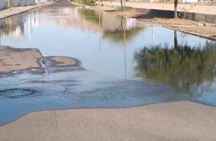 Denuncian vecinos fuga de aguas negras que afecta varias calles de El Pedregal