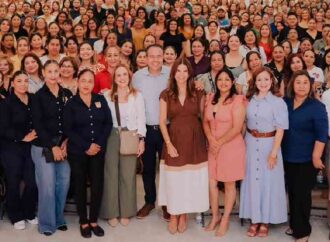 Reconocen Toño Astiazarán y Patty Ruibal a mamás voluntarias que hacen posible el programa de desayunos escolares