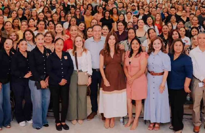 Reconocen Toño Astiazarán y Patty Ruibal a mamás voluntarias que hacen posible el programa de desayunos escolares