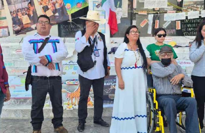 Integrantes de la etnia Pápago se suman a la protesta directoras de estancias infantiles