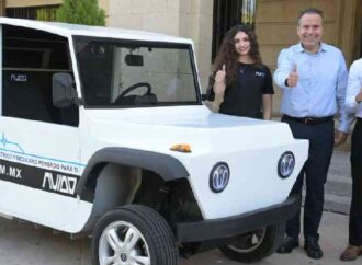 Reconoce Toño Astiazarán a jóvenes creadores de vehículo eléctrico AVIDO