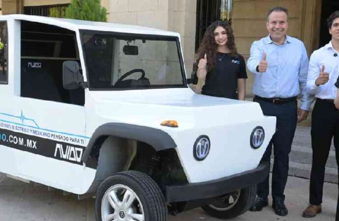 Reconoce Toño Astiazarán a jóvenes creadores de vehículo eléctrico AVIDO