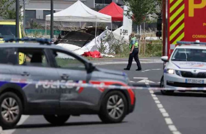Tragedia aérea en Francia: avión de paracaidismo cae tras despegar y deja 11 muertos