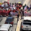 Maestros de la CNTE bloquean puerto fronterizo en Nogales