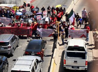 Maestros de la CNTE bloquean puerto fronterizo en Nogales