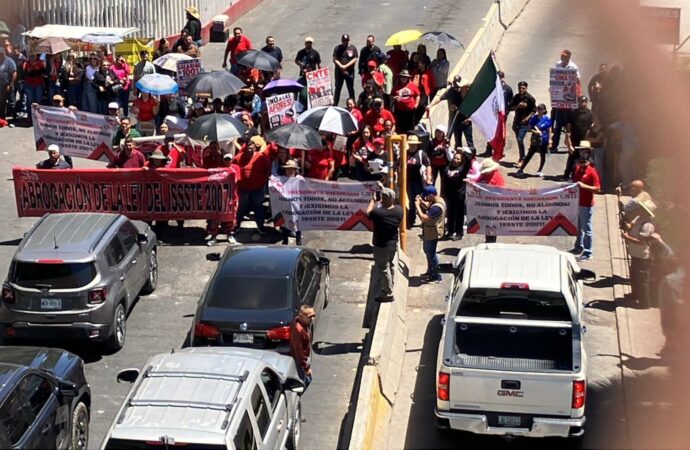 Maestros de la CNTE bloquean puerto fronterizo en Nogales