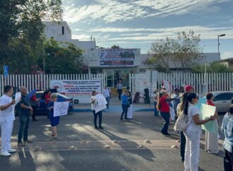 Empleados y pacientes del ISSSTE toman bulevar Morelos en Hermosillo