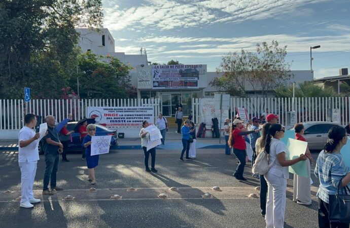 Empleados y pacientes del ISSSTE toman bulevar Morelos en Hermosillo