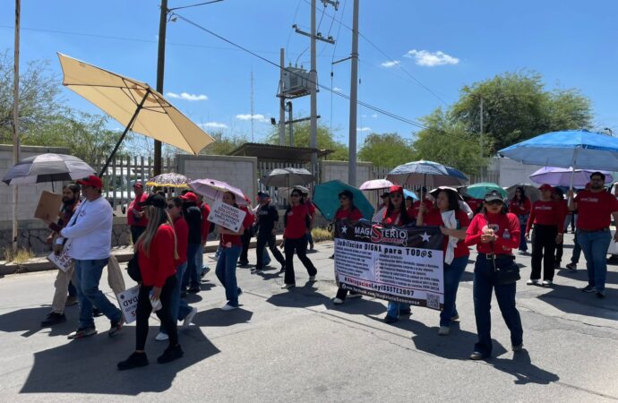 Maestros del sur de Sonora se manifiestan en Hermosillo