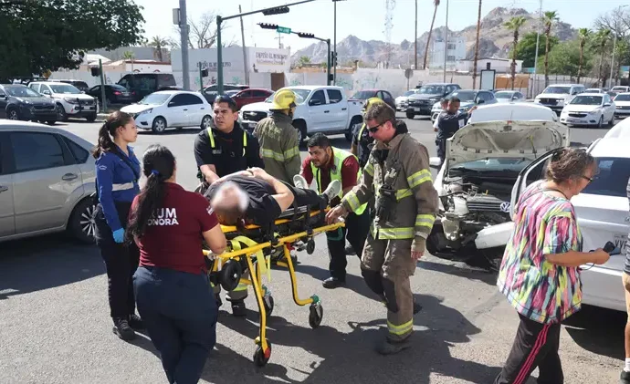 Choque en Luis Encinas y Pino Suárez deja tres personas lesionadas en Hermosillo