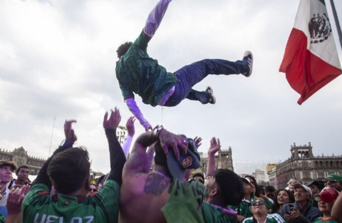 Fan Fest del Zócalo celebra triunfo de México sobre Corea del Sur bajo la lluvia