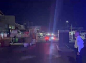 Bomberos combaten incendio en bodegas del Mercado de Abastos y evacúan colonias aledañas