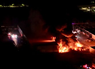 Fuerte incendio con explosiones consume varias bodegas en carretera a Bahía de Kino
