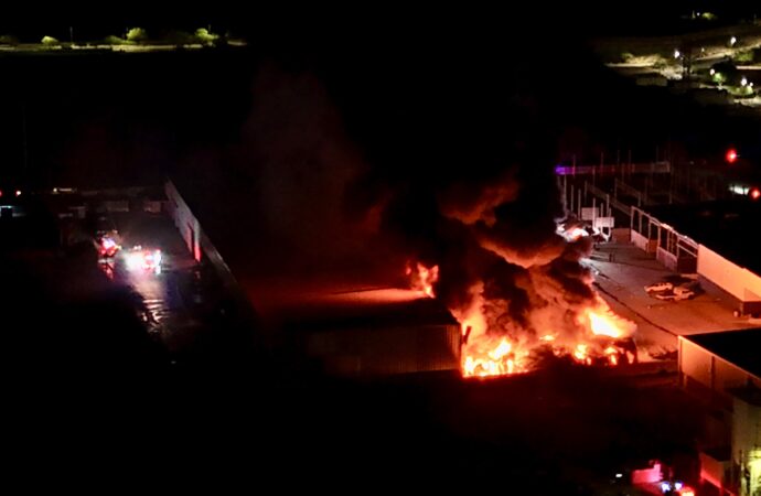 Fuerte incendio con explosiones consume varias bodegas en carretera a Bahía de Kino