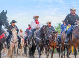 Más de 300 jinetes participan en cabalgata con causa a favor de la iglesia de San Pedro El Saucito