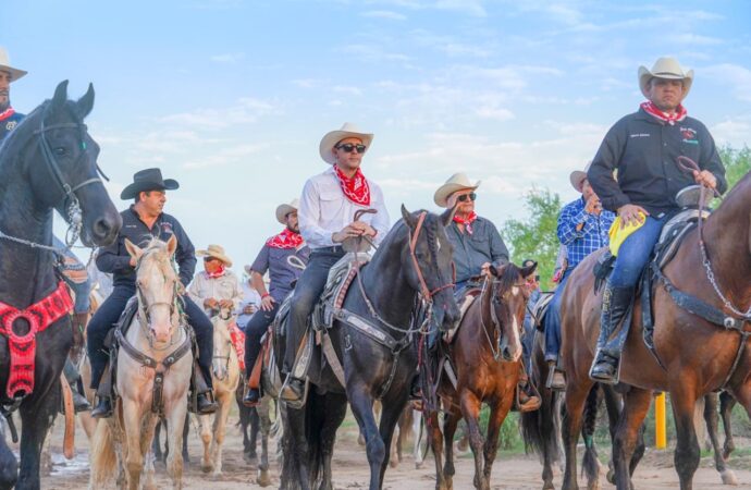 Más de 300 jinetes participan en cabalgata con causa a favor de la iglesia de San Pedro El Saucito