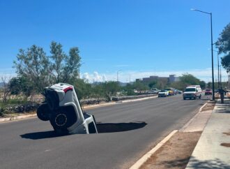Lluvias provocan dos socavones en Hermosillo; vehículos resultan con daños