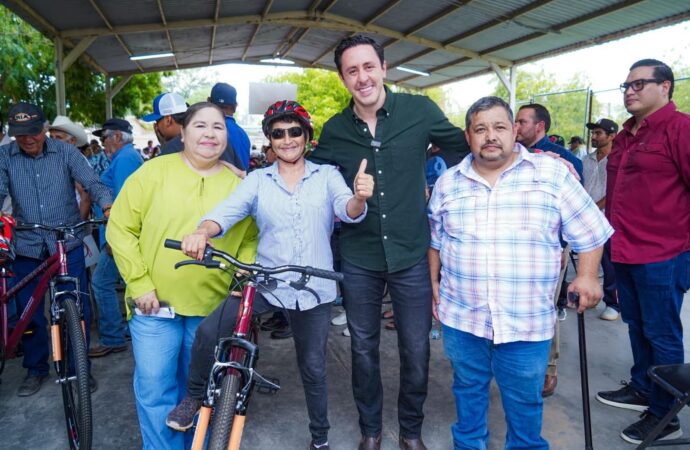 Entregan bicicletas a residentes de San Pedro el Saucito