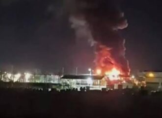 Incendio alcanza bodega con placas y tarjetas de circulación; servicios continúan sin afectaciones
