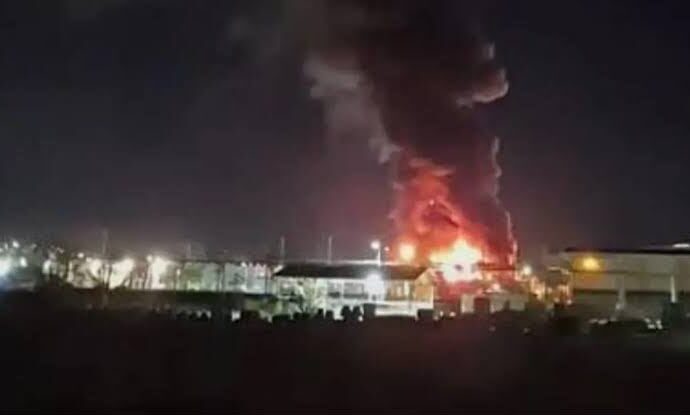 Incendio alcanza bodega con placas y tarjetas de circulación; servicios continúan sin afectaciones