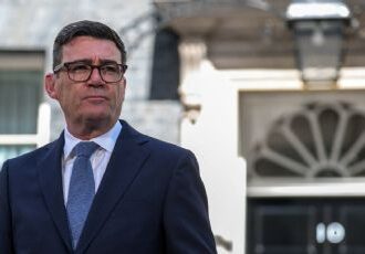 Andy Burnham asume como primer ministro del Reino Unido tras la renuncia de Keir Starmer