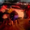 Rescatan a dos personas tras ser arrastrado su vehículo por la corriente en Hermosillo