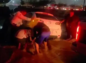 Rescatan a dos personas tras ser arrastrado su vehículo por la corriente en Hermosillo