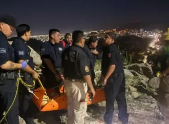 Rescatan con vida a adulto mayor de 91 años extraviado en el cerro La Rinconada de Hermosillo