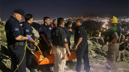 Rescatan con vida a adulto mayor de 91 años extraviado en el cerro La Rinconada de Hermosillo