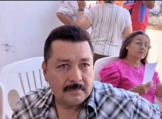 “Más que un documento, la tranquilidad para sus hijos: familias celebran la entrega de sus escrituras”