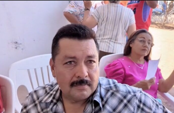 “Más que un documento, la tranquilidad para sus hijos: familias celebran la entrega de sus escrituras”
