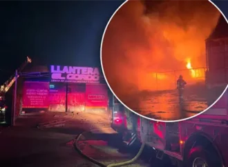 Fuerte incendio consume llantera en Ciudad Obregón; bomberos evitan propagación de las llamas