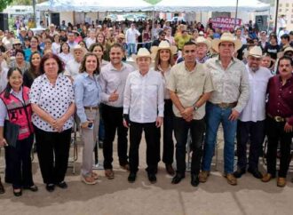 Gobernador Durazo acerca gobierno, becas y apoyos a comunidades del noroeste de Sonora