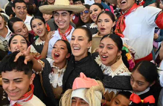 Sheinbaum presenta en Michoacán avances en educación, vivienda, salud y apoyos sociales