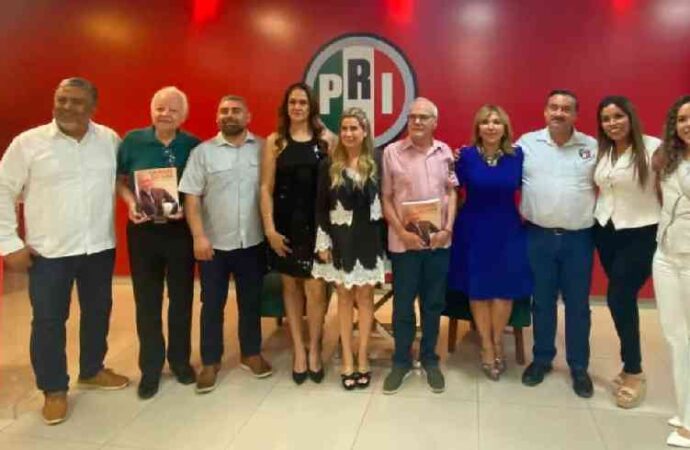 Presentan a priistas el libro “Samuel Ocaña: una biografía libre”