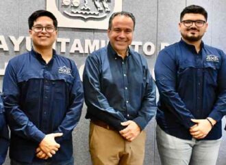 Apoya Toño Astiazarán a estudiantes que construyen prototipo de vehículo todoterreno a control remoto