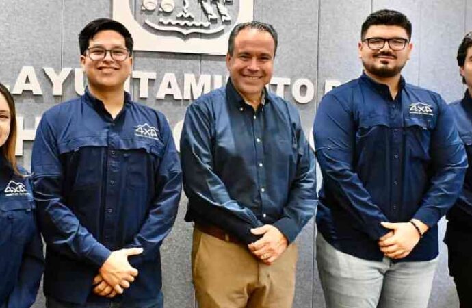 Apoya Toño Astiazarán a estudiantes que construyen prototipo de vehículo todoterreno a control remoto