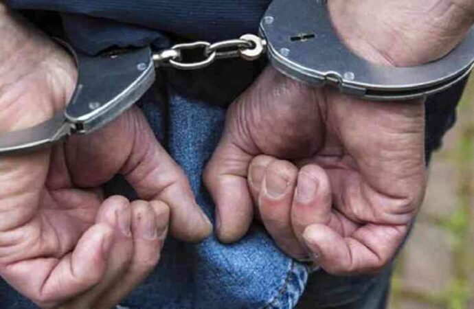 Detienen a hombre de 66 años por presunta agresión contra su hija en Los Portales