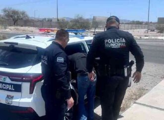Arrestan a sujeto tras irrumpir violentamente en el domicilio de su hija en Urbi Villa del Prado