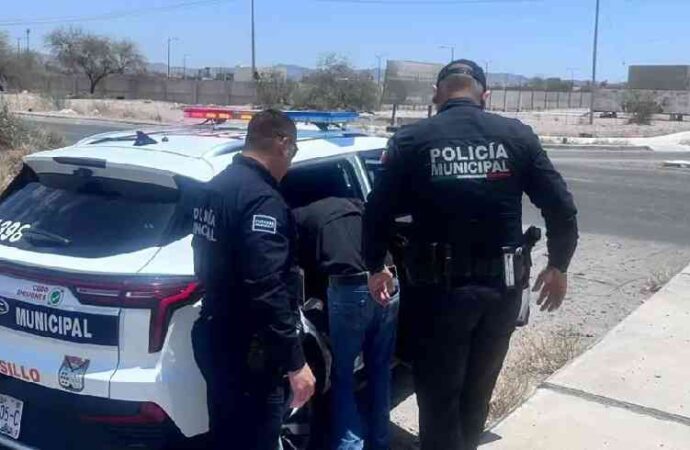 Arrestan a sujeto tras irrumpir violentamente en el domicilio de su hija en Urbi Villa del Prado