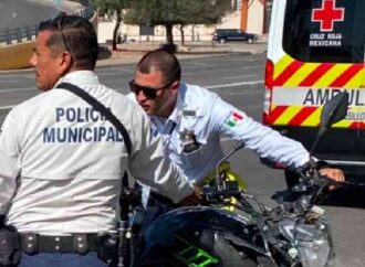Fallece en hospital motociclista que derrapó e impactó contra poste de alumbrado en Hermosillo