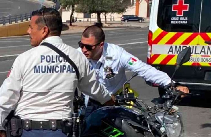 Fallece en hospital motociclista que derrapó e impactó contra poste de alumbrado en Hermosillo